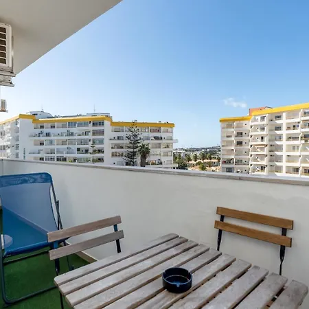 شقة Sunny Retreat With Pool And Balcony By Lovelystay