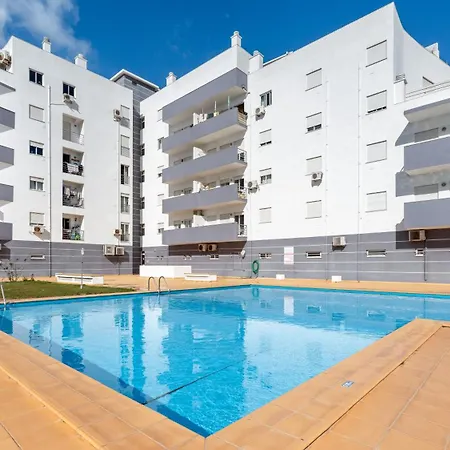 شقة Sunny Retreat With Pool And Balcony By Lovelystay